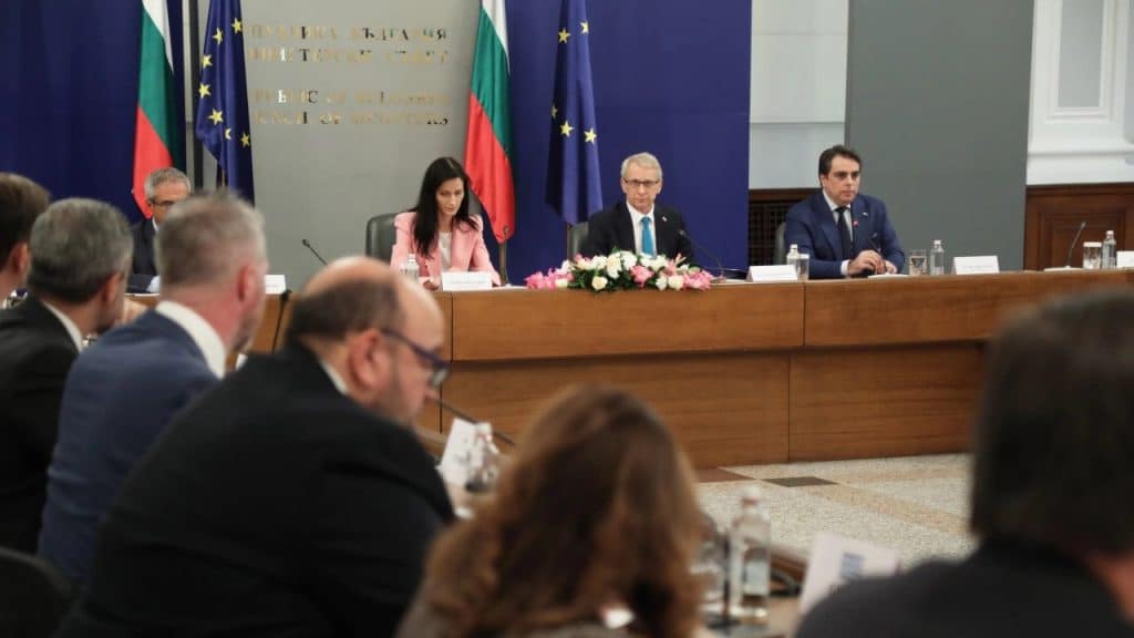 Кабинетът към посланиците от ЕС: Таксата за руския газ засяга само „Газпром“
