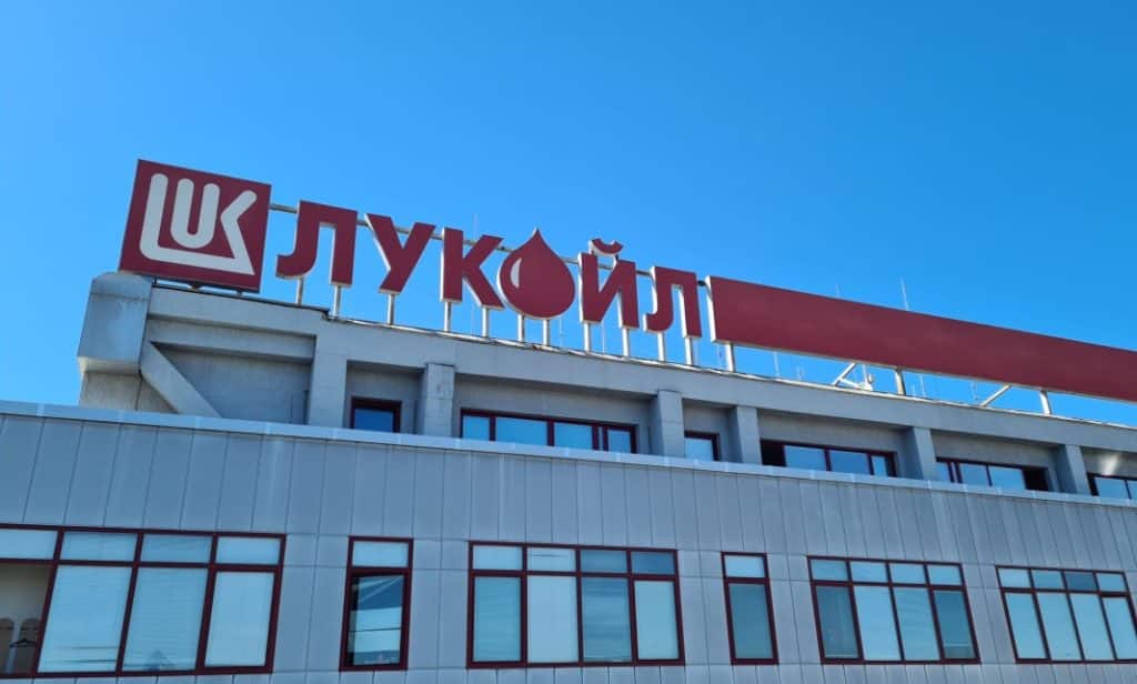 ЕК ще разследва България заради „Лукойл“ и руския петрол