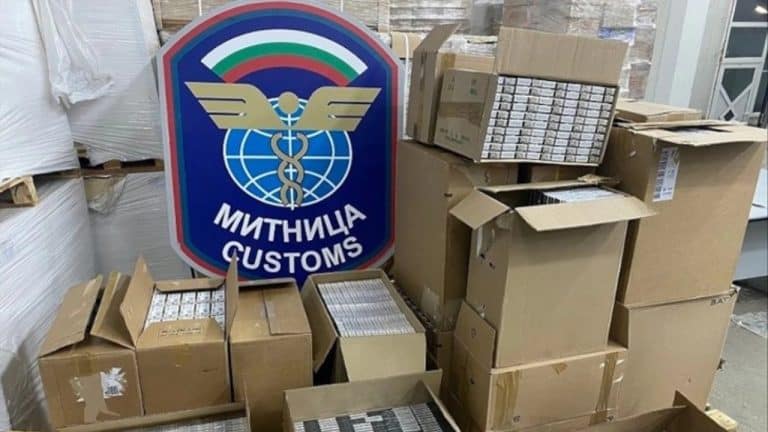 Митничари спипаха близо 50 000 къса цигари в пода на лек автомобил