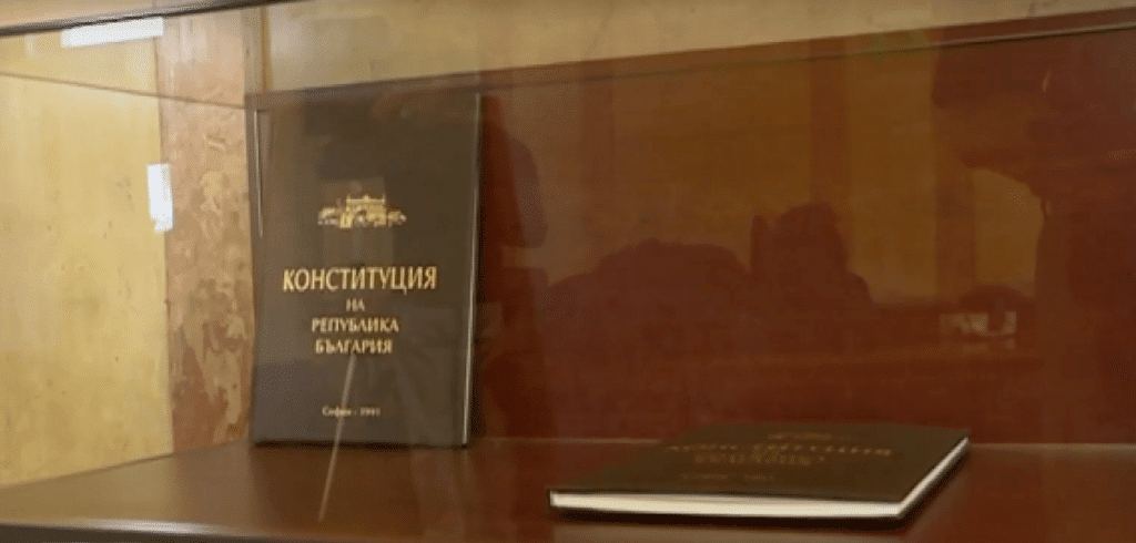 Комисията по конституционни въпроси се събира на заседание
