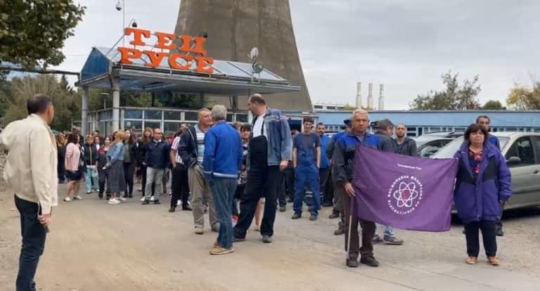 Служители на “Топлофикация-Русе” организираха мирен протест