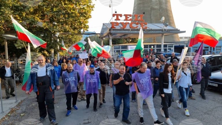 Служители на “Топлофикация-Русе” протестираха пред сградата на дружеството