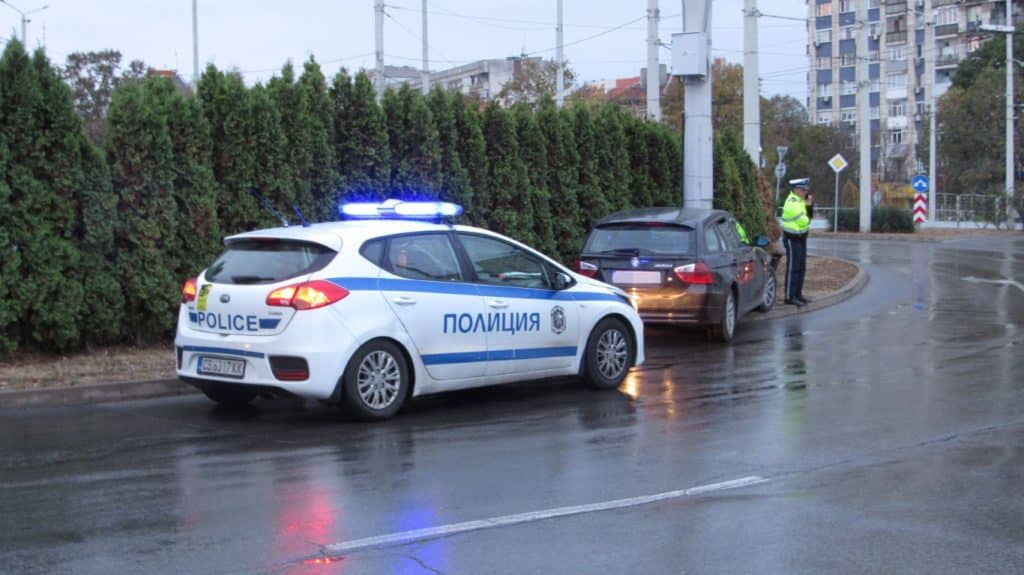 BMW се заби в стълб на кръговото в Русе