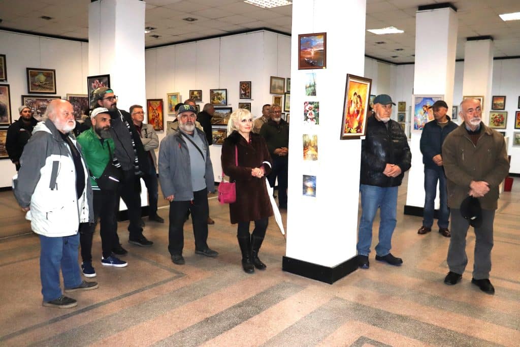 Близо 150 картини на 20 русенски художници разказват за замита и приказните емоции в най-студения сезона на годината