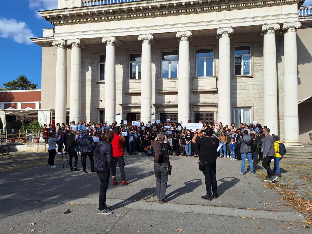 Представители на културните институции в Русе протестираха в Деня на народните будители