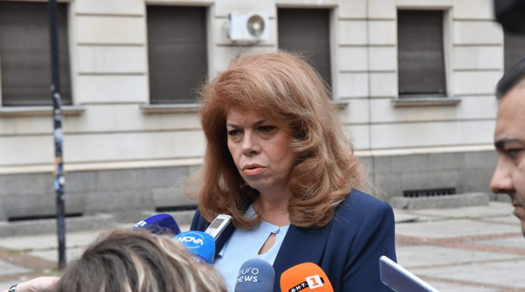 Йотова: Няма парламентарна криза, а извиване на ръце