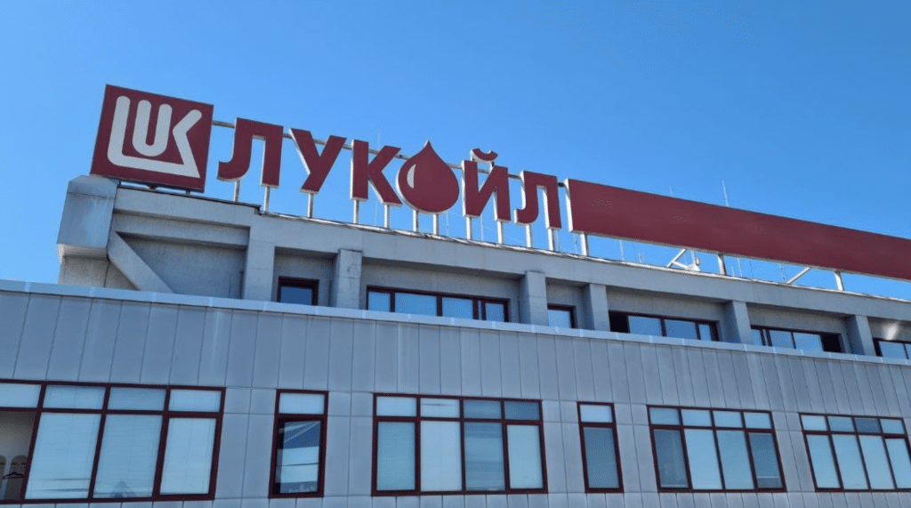 „Лукойл”: Преговаряме с няколко потенциални купувачи на активите ни
