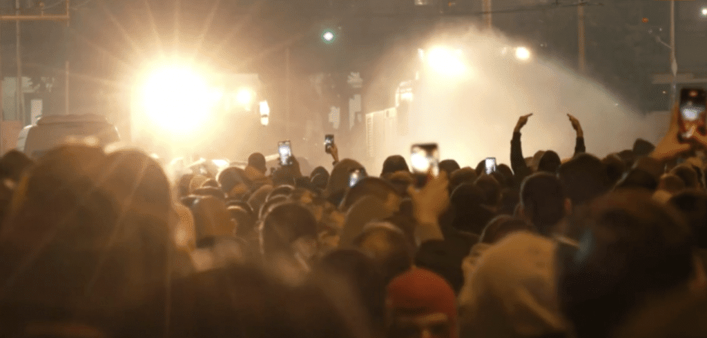 Ескалация на протеста на феновете срещу БФС, полицията обстрелва с водно оръдие, има много ранени