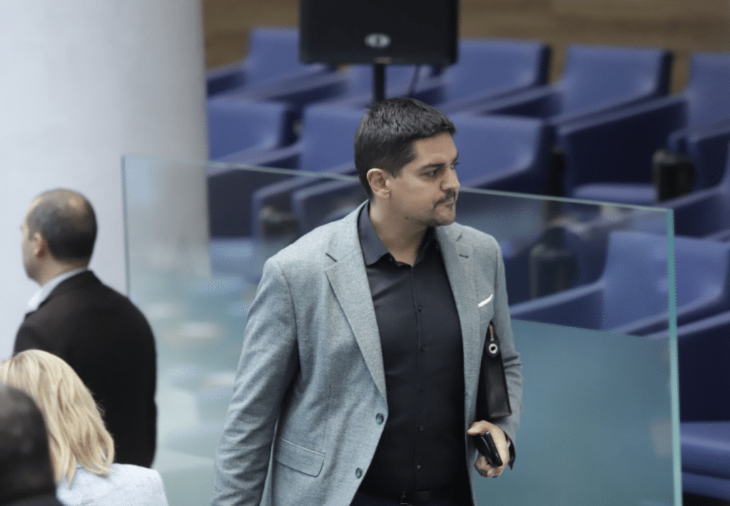 Радостин Василев поиска прекратяване на заседанието на парламента заради SMS от Лена Бориславова