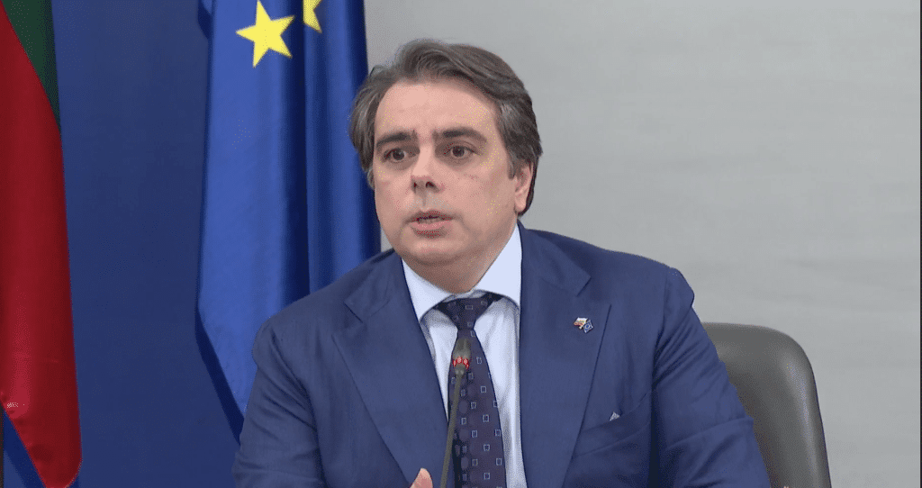Василев към лидера на ЕНП Манфред Вебер: Отговорно ли е да излъжеш българския народ