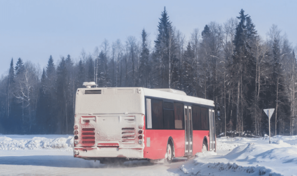 Автобус с деца е в снежен капан край Разград
