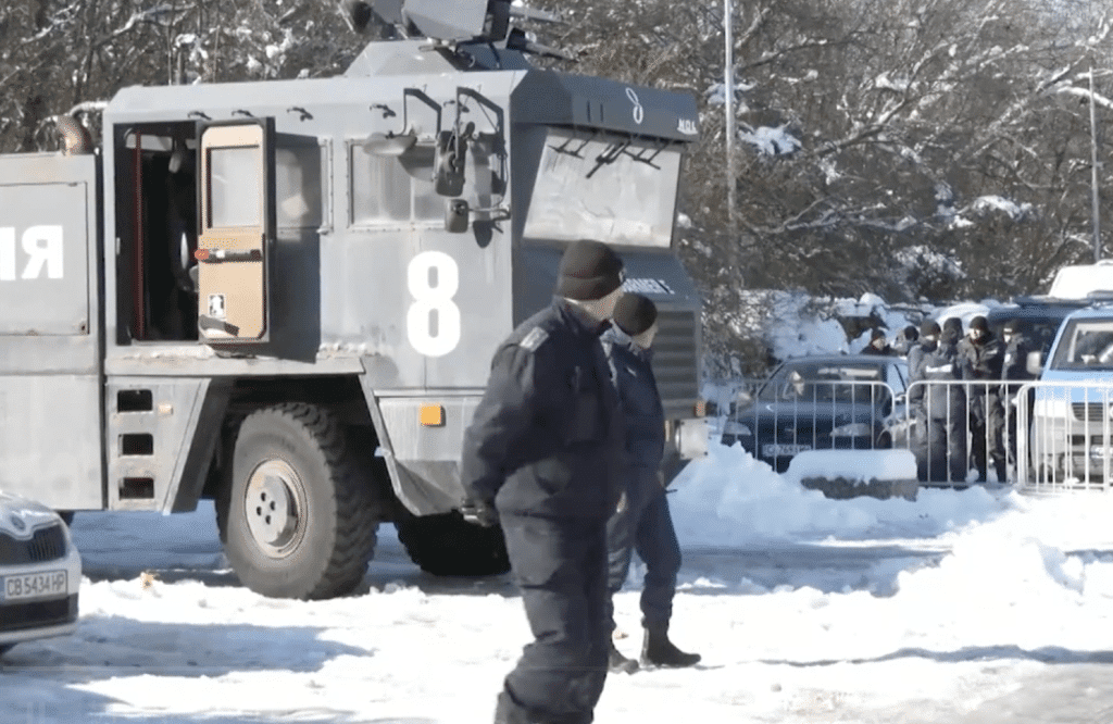 Много полиция и водно оръдие пред сградата на БФС, очаква се оставката на Борислав Михайлов