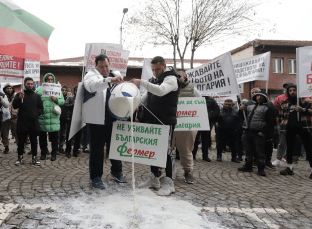 Животновъди и оранжерийни производители отново излязоха на протест пред Министерство на земеделието