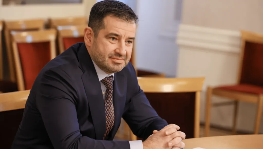 Шефът на НЗОК ще съди Лена Бориславова за клевета