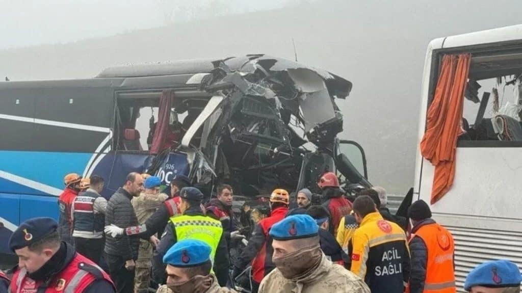 10 загинали и 57 ранени във верижна катастрофа в Турция