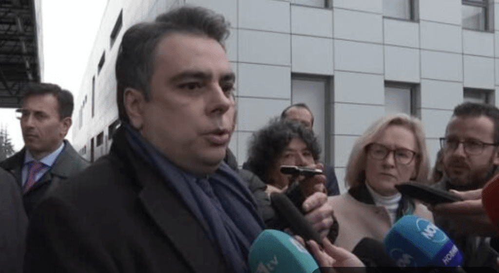 Асен Василев: Няма риск да останем без горива