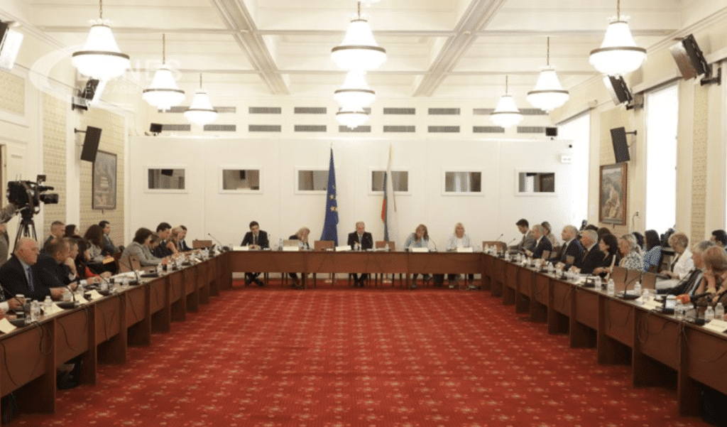 Конституционната комисия ще работи ударно в събота и в неделя