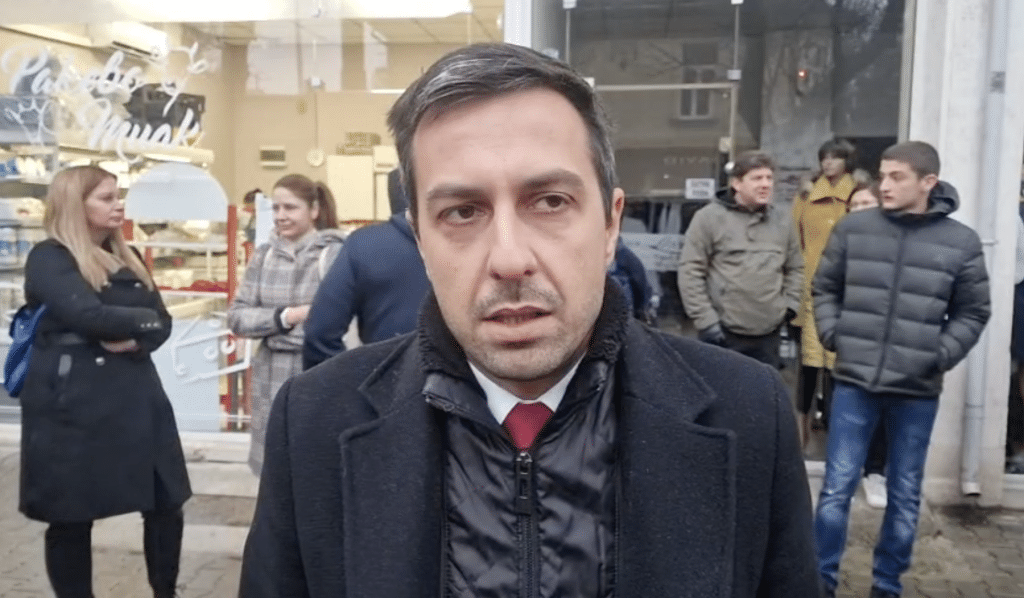 Деян Николов в сградата на Областната управа: Ще дойдем 500 души и ще изпотрошим всичко тук