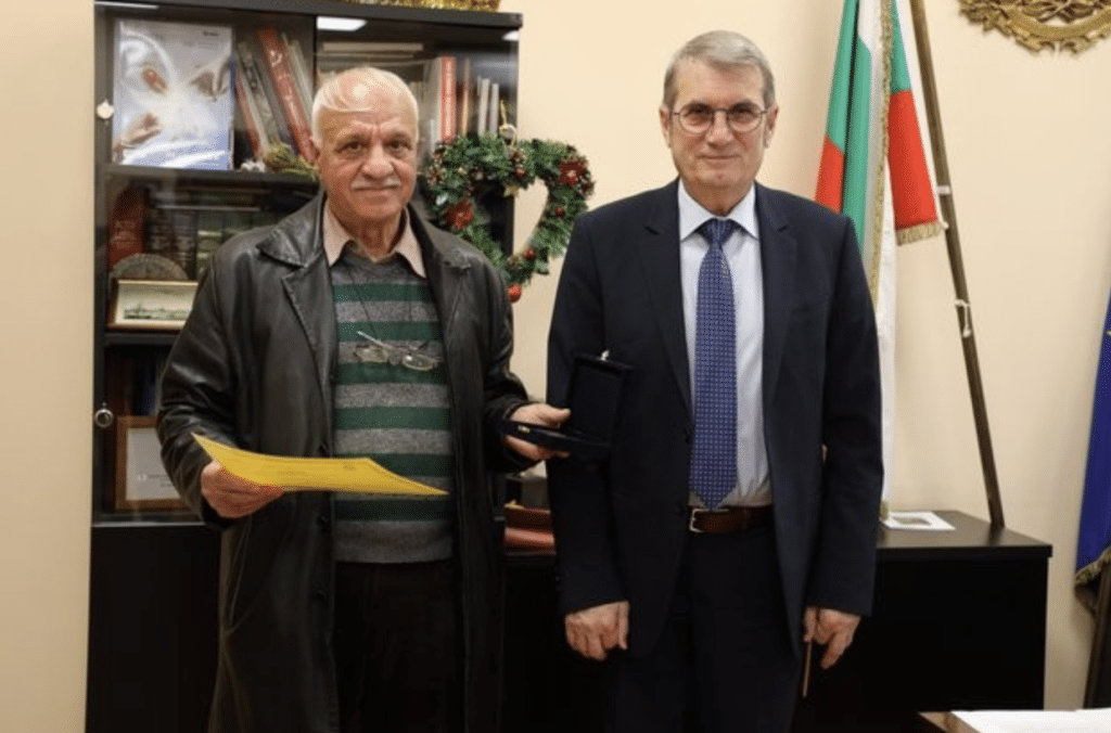 Наградиха фелдшера, изродил бебе в линейка