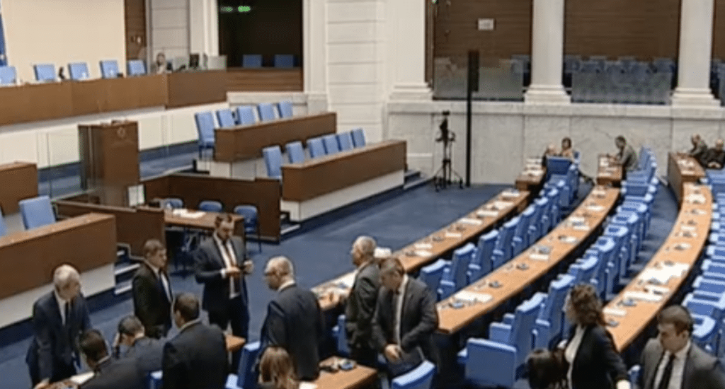 Заради струпване на „Възраждане“ пред парламентарната трибуна мнозинството реши изказванията на депутатите да са от място