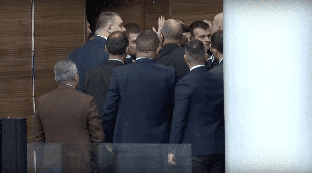 Сблъсък в парламента: „Възраждане“ нападна Йордан Цонев, Делян Пеевски го защити с тяло