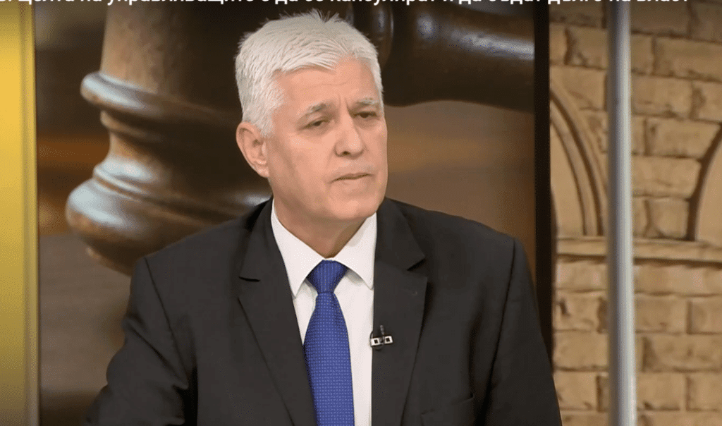 Димитър Стоянов: Президентът символизира единството на нацията, но това не означава, че трябва да обединява злото с доброто