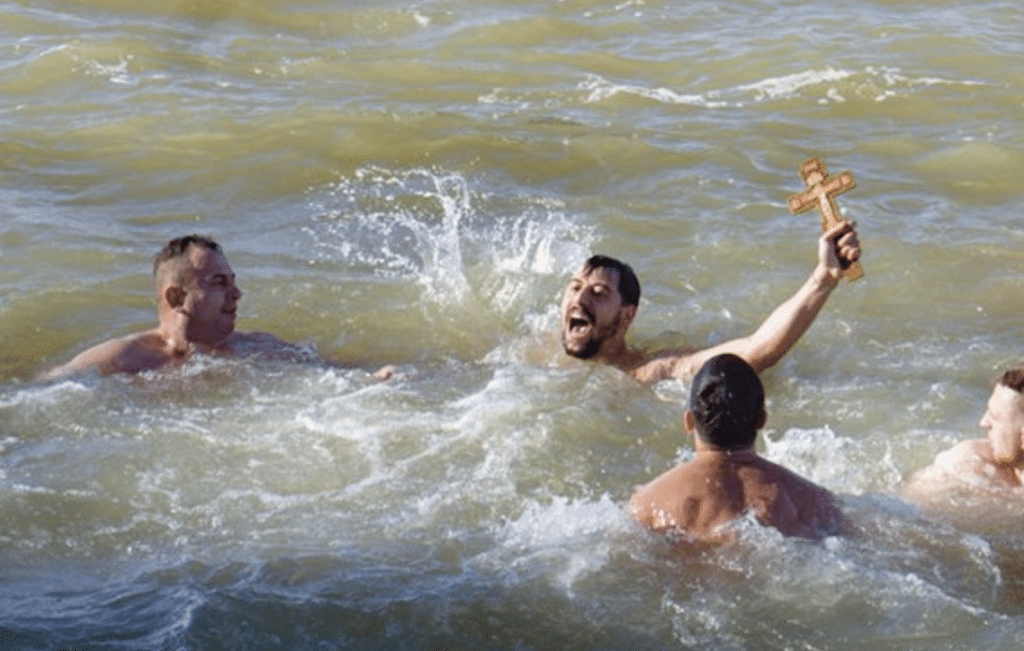 С традиционния водосвет и хвърляне на кръста във водите на Дунава русенци ще посрещнат Богоявление