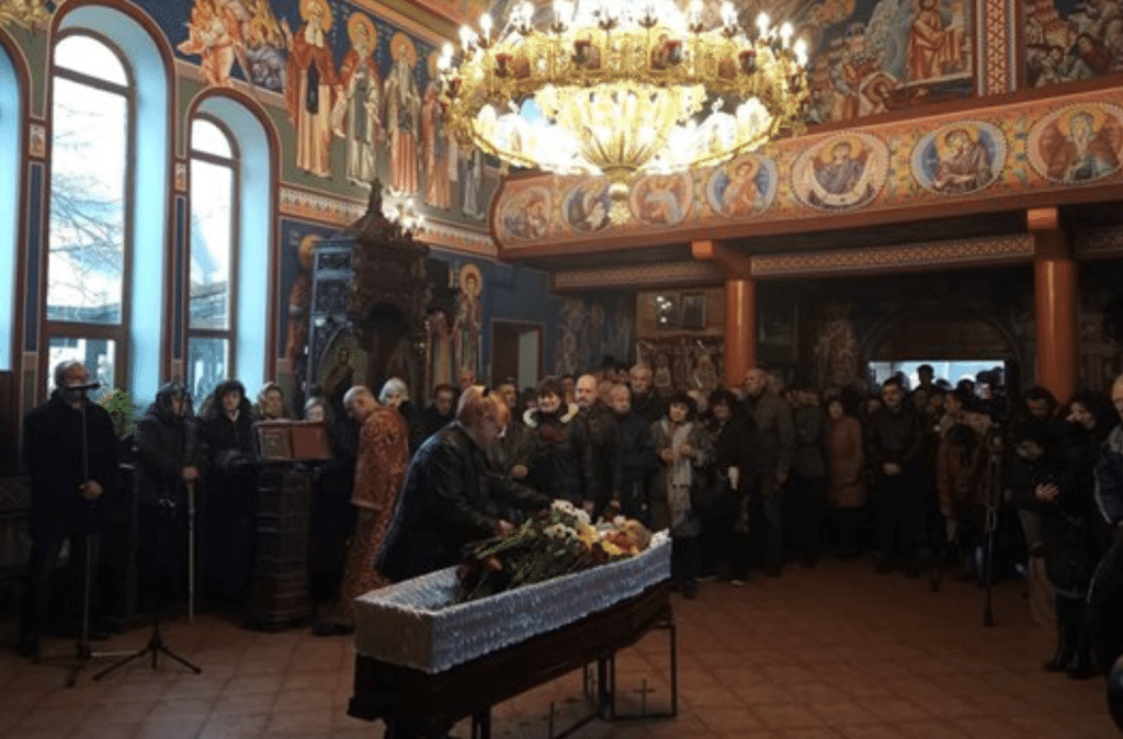 Стотици се прощават с отец Боян Саръев (на живо)