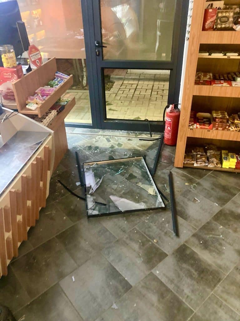 Разбиха магазин от веригата “АЛКОТЕКА” в Русе: Собственикът подозира целенасочена атака