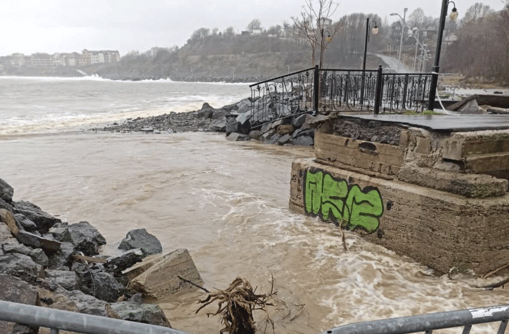 Царево под вода, въведоха забрана за преминаване по 2 моста