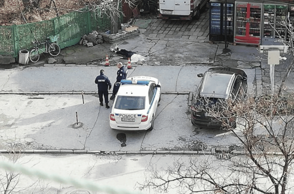 Мъж падна и умря до магазин в Пловдив