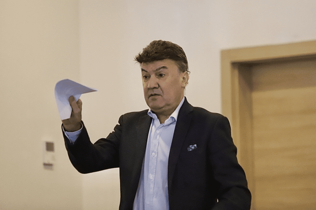 Боби Михайлов даде на съд Търговския регистър