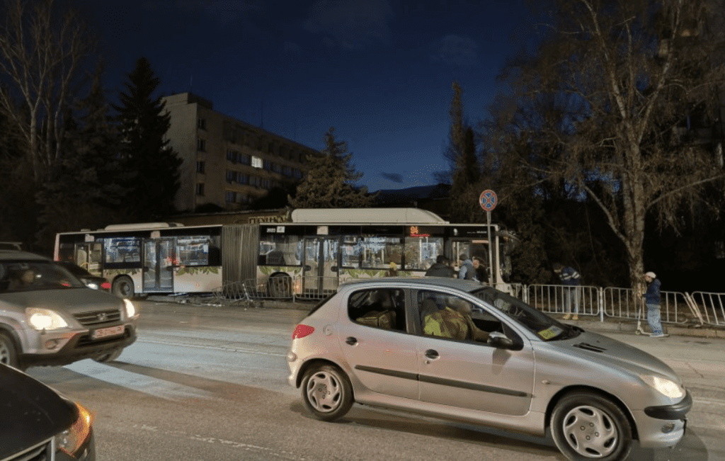 Автобус на градския транспорт блъсна жена в София