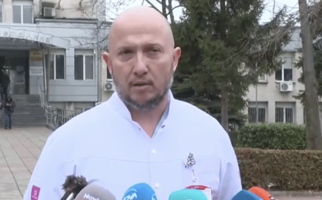 Лекарите се борят да спасят ръката на блъснатата от автобус жена