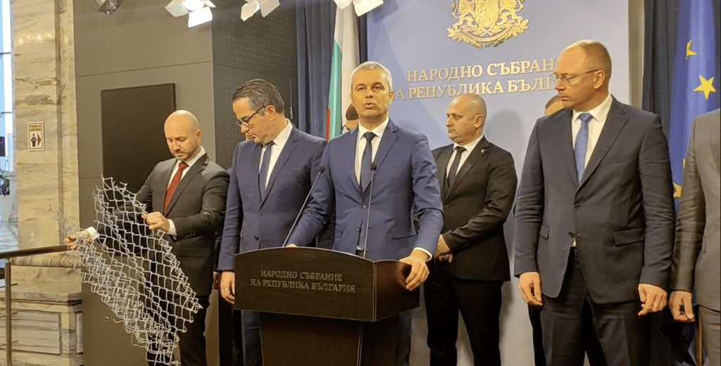 Костадинов: Оградата на границата прилича на швейцарско сирене – дупка до дупка