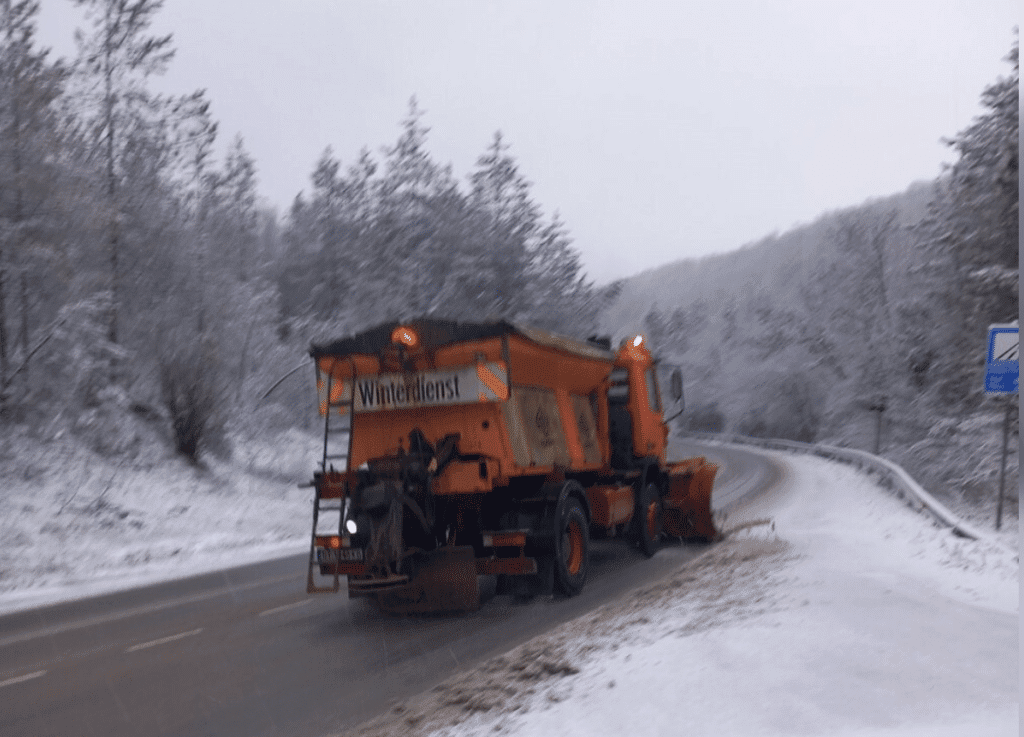 Сняг по пътищата и затруднено движение на места у нас