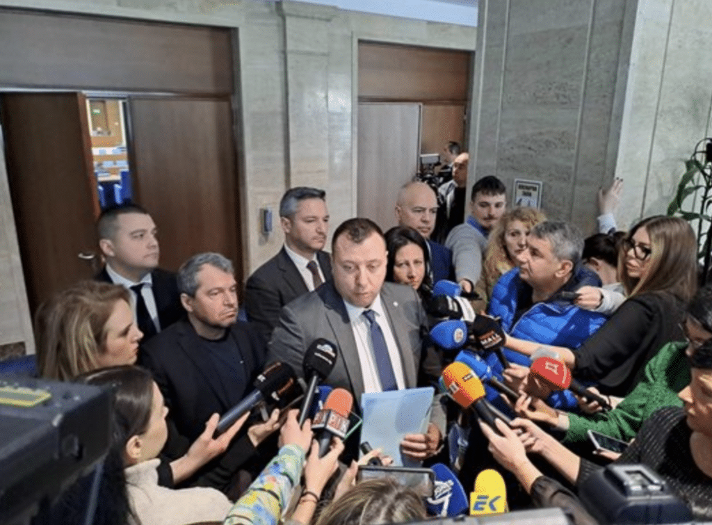 „Възраждане“, БСП и „Има такъв народ“ внасят обща конституционна жалба
