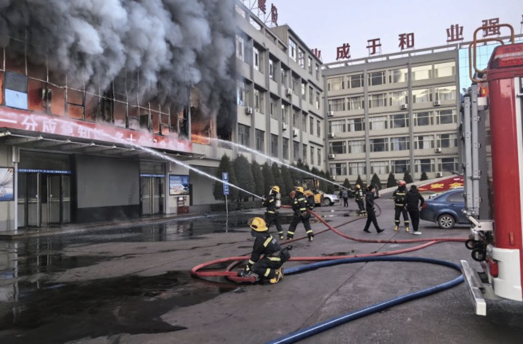 Близо 40 жертви взе пожар в търговски обект в Китай
