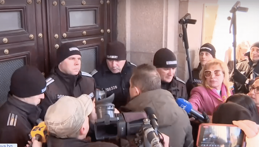 Стигна се до сблъсъци на протеста пред Конституционния съд