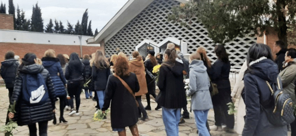 Стотици разплакани деца и учители изпратиха любимата си Рада Гешева, убита от ръката на сина й