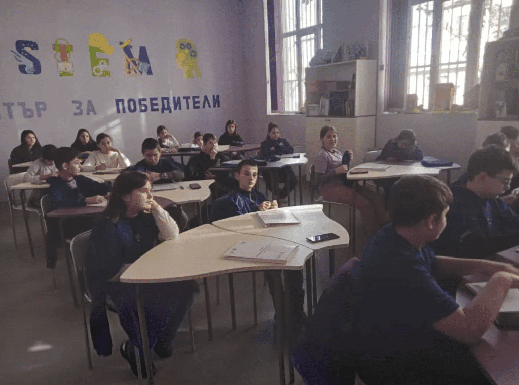 240 ученици от 12 училища в Русенско участваха в поредица от обучения, насочени към превенцията на домашното насилие