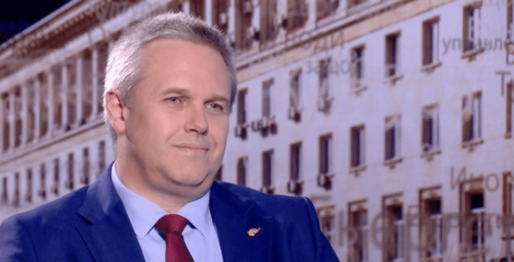 Министърът на електронното управление още ходи с охрана