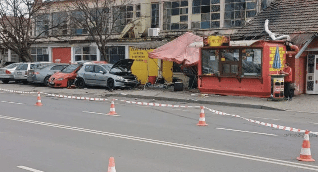 Кола се вряза в обект за бързо хранене в Стара Загора, има ранени