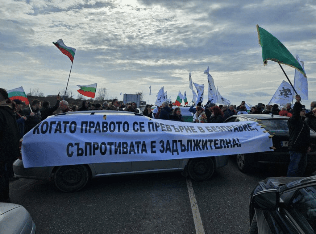 „Възраждане“ блокират три гранични пункта, след като КС отхвърли референдума за лева