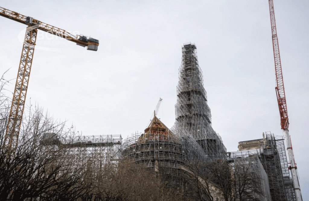 Франция започва демонтаж на скелето на Нотр Дам