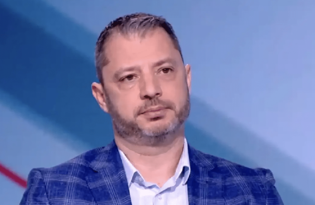 Делян Добрев: Защо Асен Василев се вози в служебна кола при посещението си в „Лукойл“