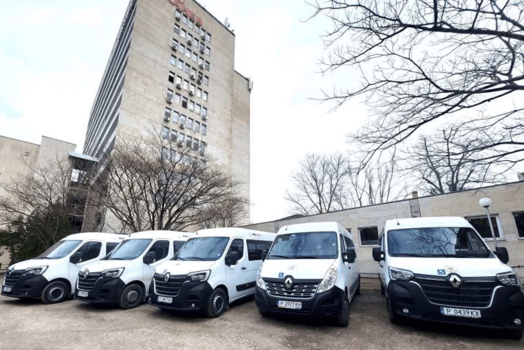 УМБАЛ „Канев“ закупи четири нови микробуса за пациентите на отделението по хемодиализа