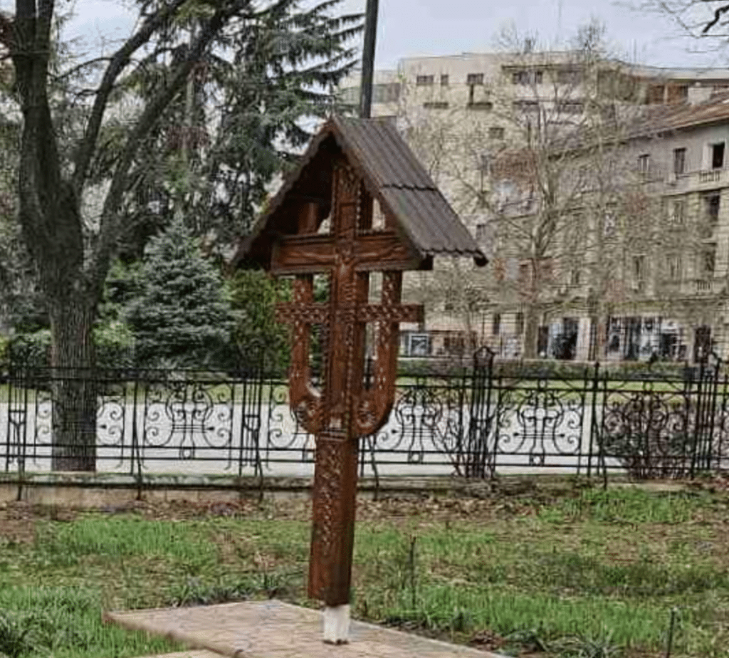 Осветиха реставриран кръст в двора на Русенската митрополия