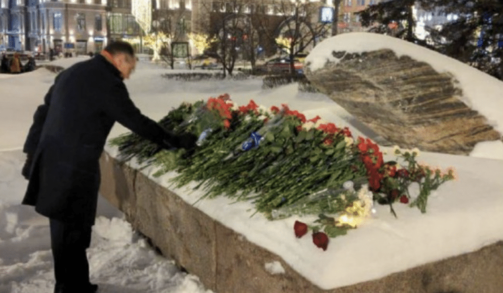 Масови арести в Русия на хора, оставили цвете за Навални