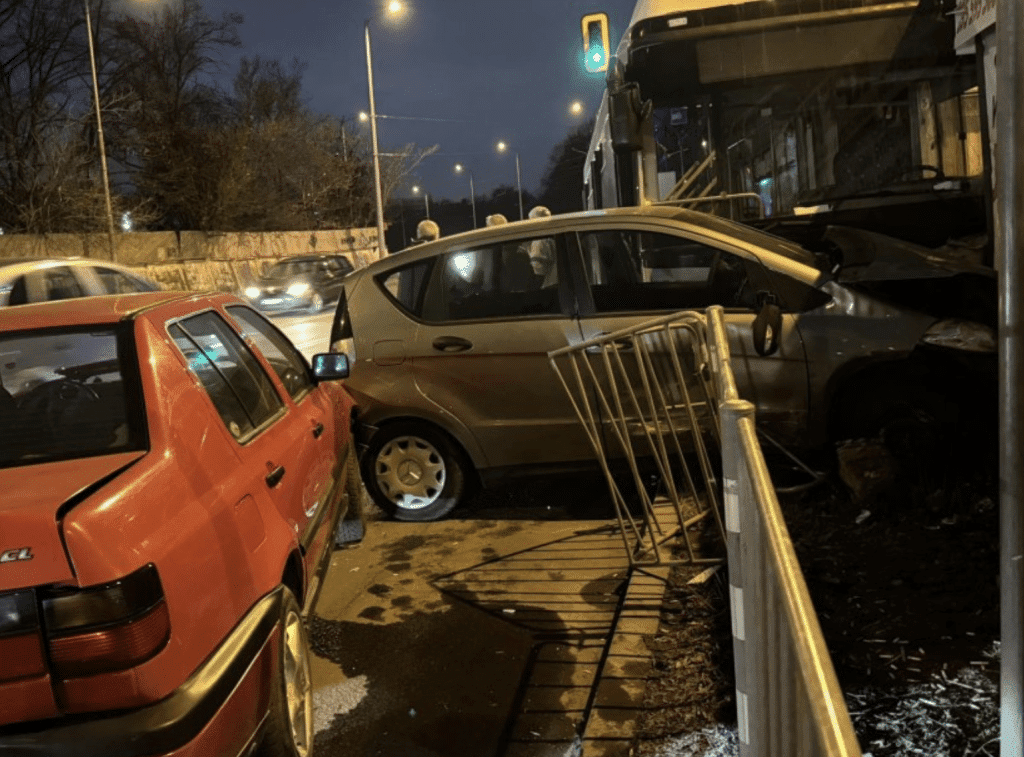 Шофьорът, който се вряза в три коли и будка за цветя, е освободен от болница